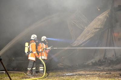 4 Verletzte bei Vollbrand eines landwirtschaftlichen Gebaeudes in Schwaebisch Hall